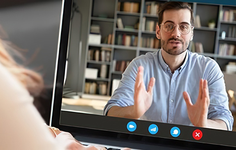 Eine Frau und eine Mann beim Video-Call